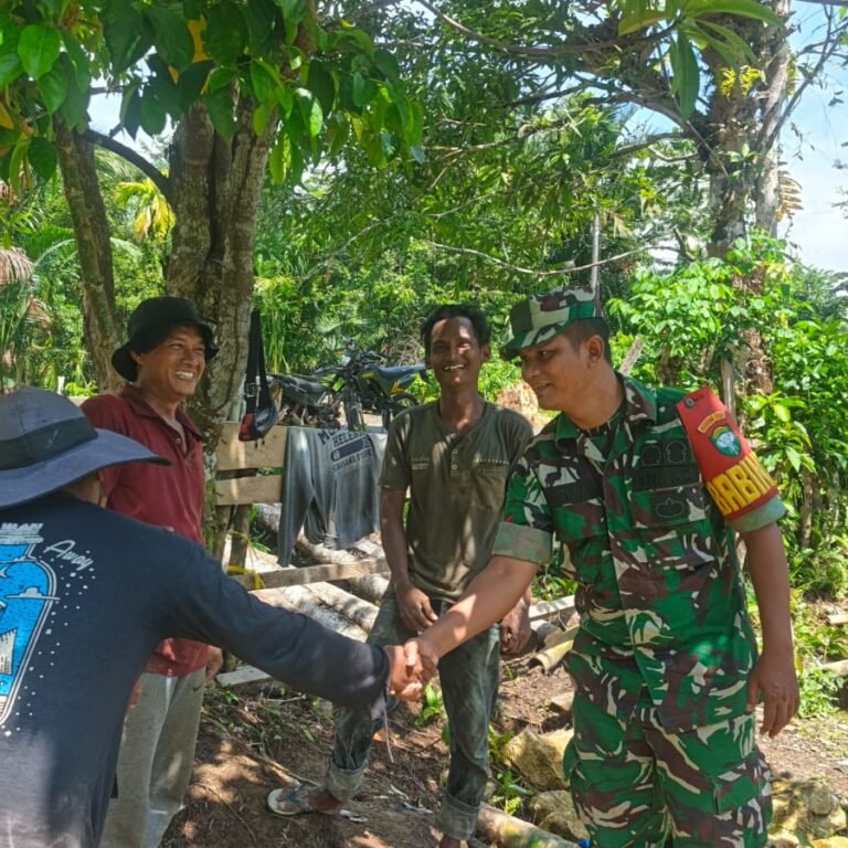 Babinsa Koramil 06/Teluk Dalam Jalin Komunikasi Erat dengan Masyarakat Desa