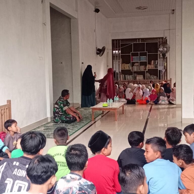 Babinsa Koramil 09/Samatiga Berikan Wawasan Kebangsaan kepada Santri di Aceh Barat