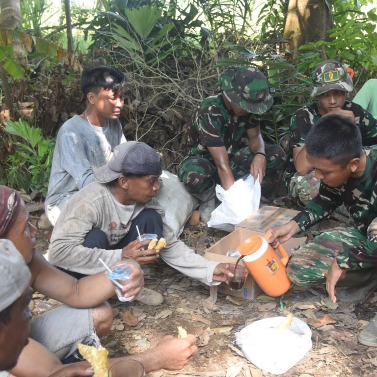 Tak Ada Jarak: Canda Tawa TNI-Warga Warnai Pengerjaan Jalan TMMD Desa Pantai Ulin