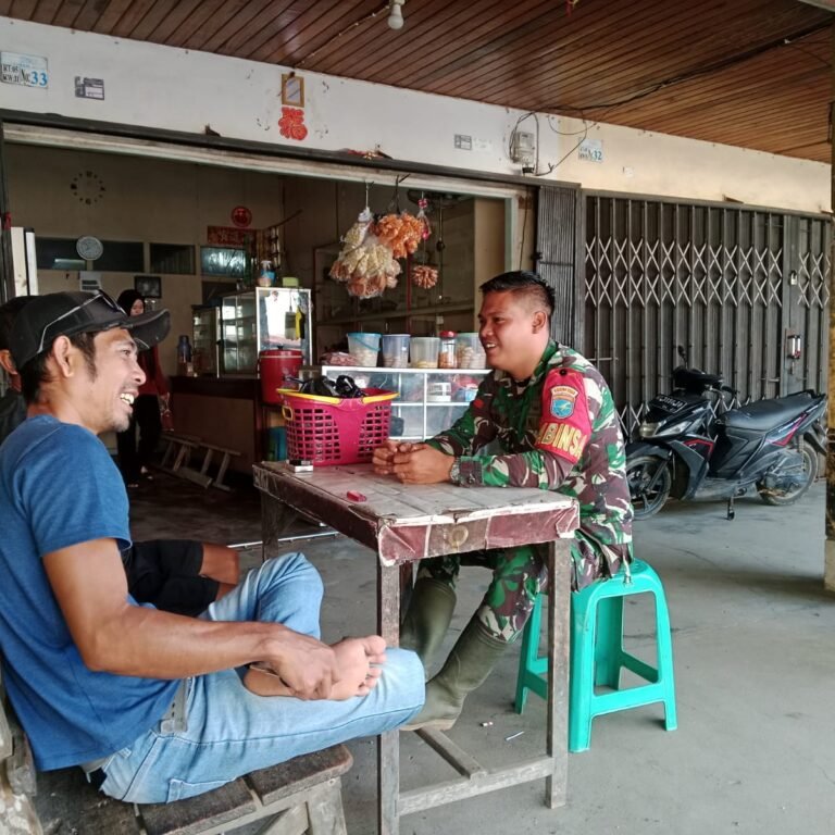 Babinsa Koramil 1203-11/Simpang Hilir Monitoring Wilayah dan Edukasi Warga Waspada Cuaca Tak Menentu