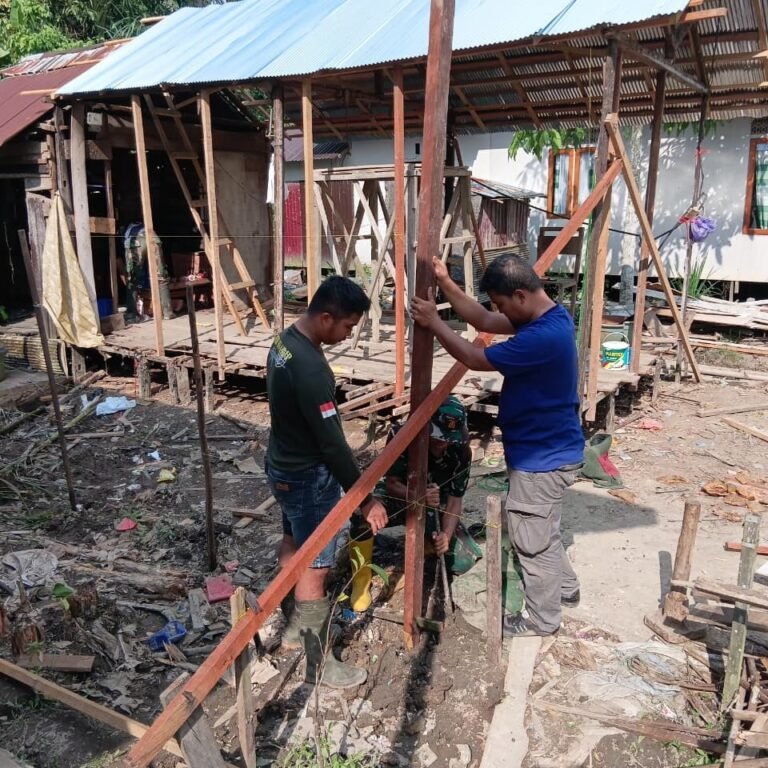 Rumah Rapuh Dimakan Usia, Satgas TMMD Ke 128 Kodim 1003/HSS Bedah Rumah Ibu Noorbainah
