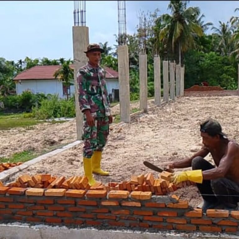 TNI Kawal Pembangunan Gerai Desa, Babinsa Cek Langsung Kesiapan Material