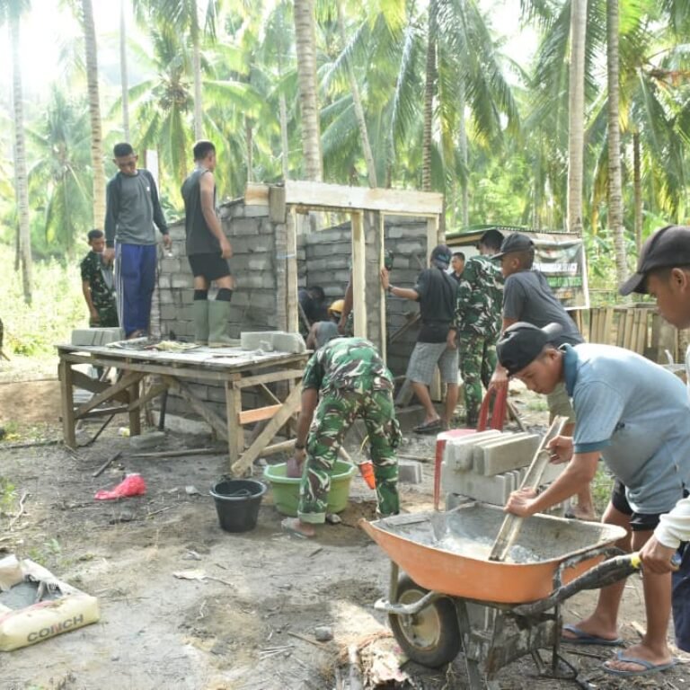 Gotong Royong TNI dan Warga Boalemo Percepat Pembangunan MCK Desa Hutamonu