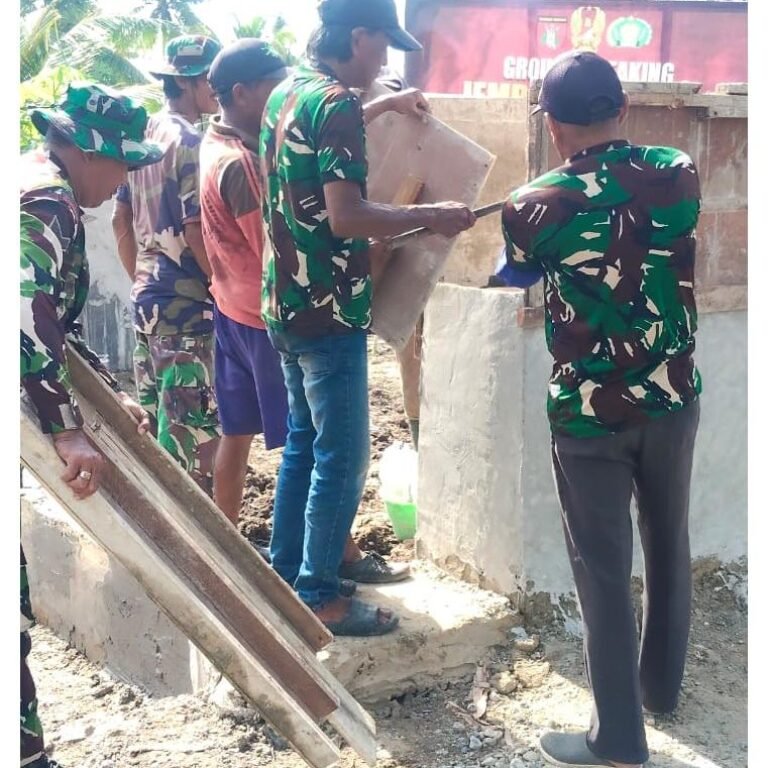 ‎Fokus Perkuat Struktur, Kodim 1005/Barito Kuala Lakukan Pembongkaran dan Pengecoran Tambahan Tiang Pondasi‎