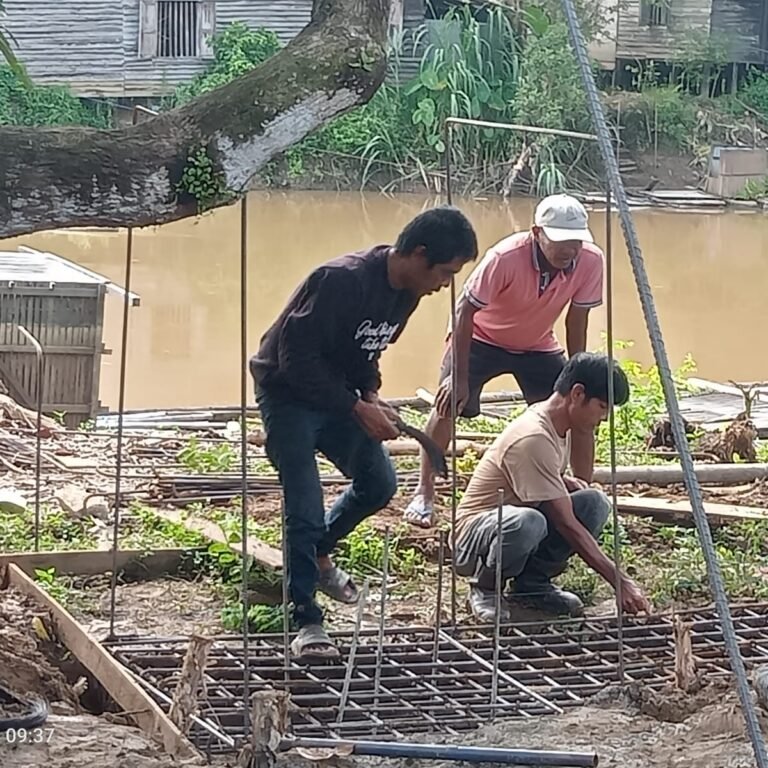 Pembangunan Jembatan Gantung Sungai Tabalong Terus Dikebut oleh TNI dan Warga