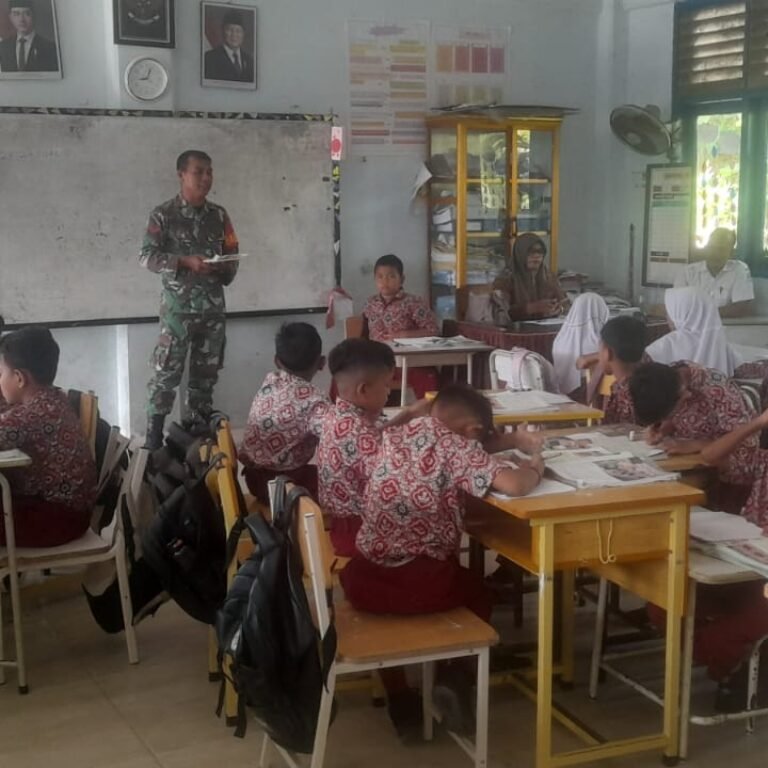 Babinsa Teunom Tanamkan Nilai Pancasila kepada Siswa SDN 4 Teunom Lewat Wawasan Kebangsaan
