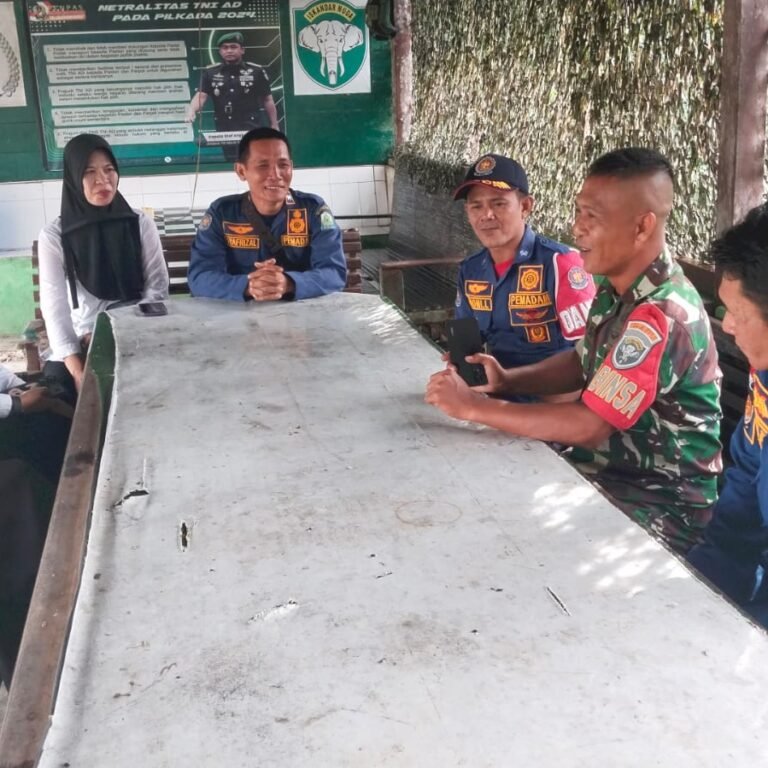 Babinsa Simeulue Tengah Tekankan Kerja Sama dengan Damkar Saat Bencana