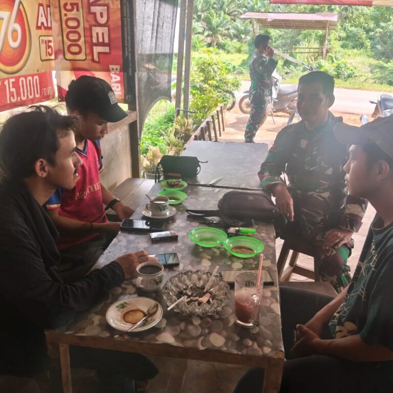 Babinsa Koramil 1203-05/Sungai Laur Laksanakan Patroli dan Komsos, Tekankan Bahaya Narkoba