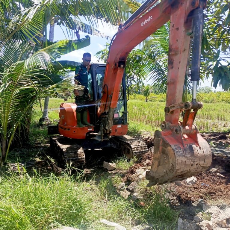 Tembus Medan Sulit, Excavator TMMD 128 Kodim 1003/HSS Percepat Pengecoran Jalan 1000 M di Desa Pantai Ulin