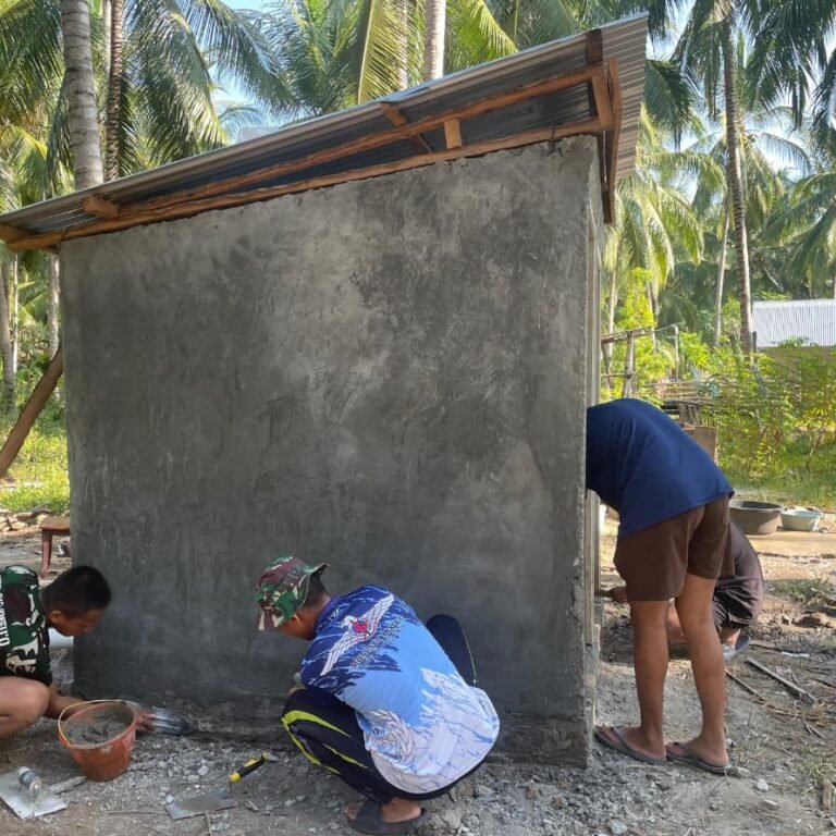 Sinergi TNI dan Warga Percepat Pembangunan MCK di Desa Hutamonu Boalemo