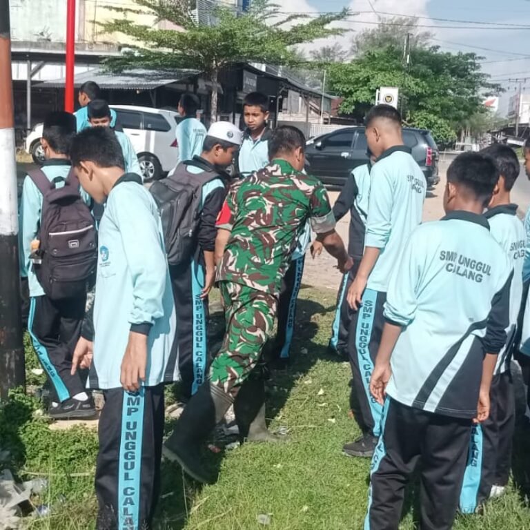 Koramil 04/Krueng Sabee Bersama Siswa SMP Unggul Negeri Calang Gelar Bhakti Sosial Sambut Hardiknas