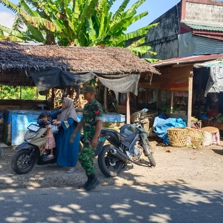 Babinsa Koramil 05/Panga Bantu Pengamanan Lalu Lintas di Pasar Kuta Tuha