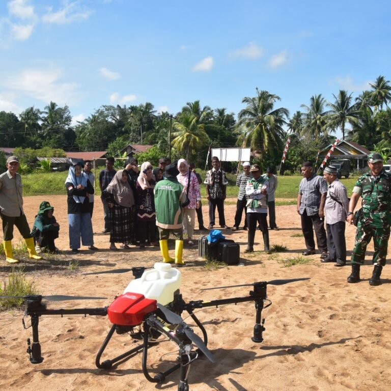 TMMD Ke-128 HSS Kenalkan Drone Pertanian Untuk Tingkatkan Produktivitas Petani Pantai Ulin