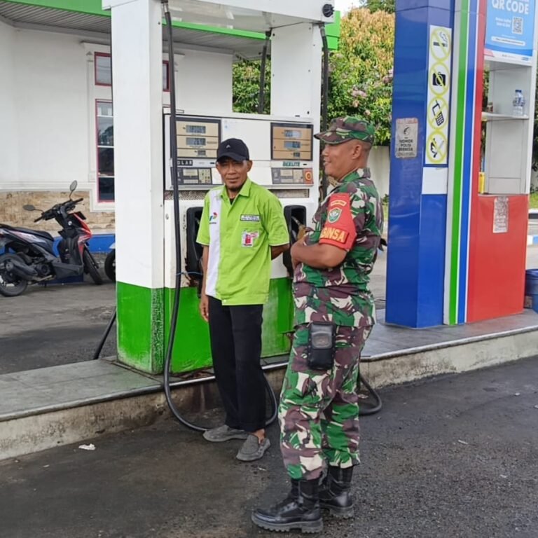 Babinsa Teunom Patroli SPBU Tanoh Manyang, Pastikan Distribusi BBM Tertib di Tengah Keterbatasan Solar