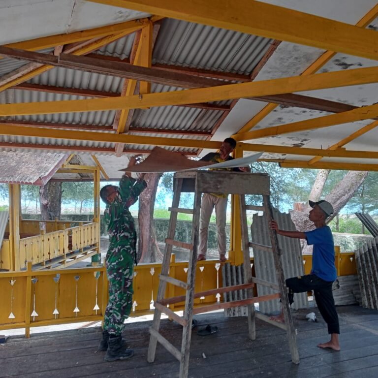 Babinsa Koramil 02/Simeulue Hadir di Tengah Warga, Perkuat Silaturahmi Lewat Karya Bakti