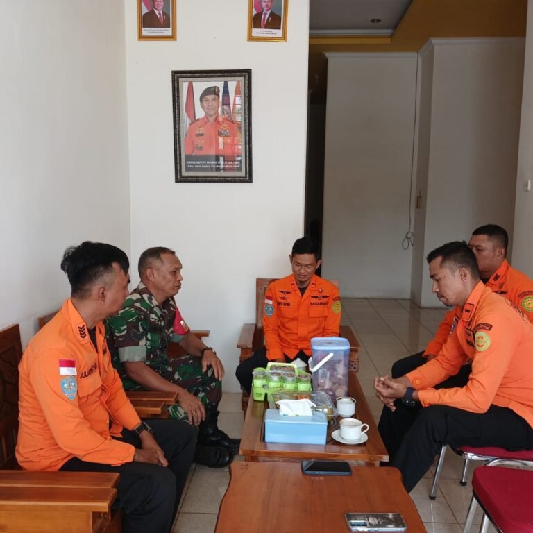 Babinsa Sukabangun Perkuat Sinergi dengan Basarnas Ketapang dalam Kegiatan Anjangsana