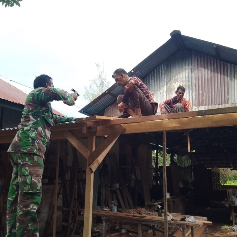 Wujud Kepedulian TNI, Babinsa Bantu Pemasangan Atap Rumah Warga