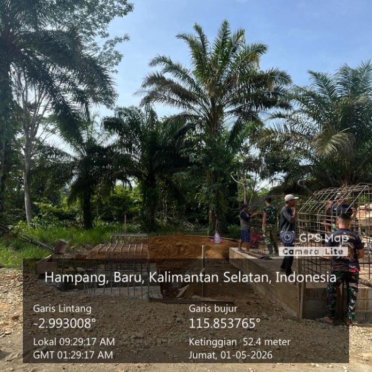 TNI dan Warga Gotong Royong Pasang Besi Angkur Jembatan di Kotabaru