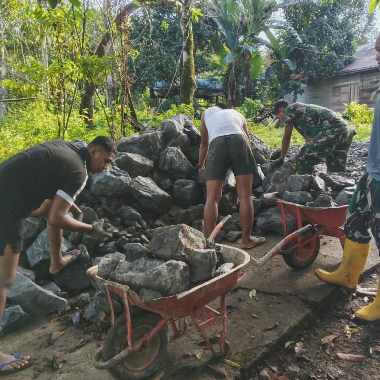 Kodim 1006/Banjar Lanjutkan Pembangunan Jembatan Gantung di Desa Lok Tunggul