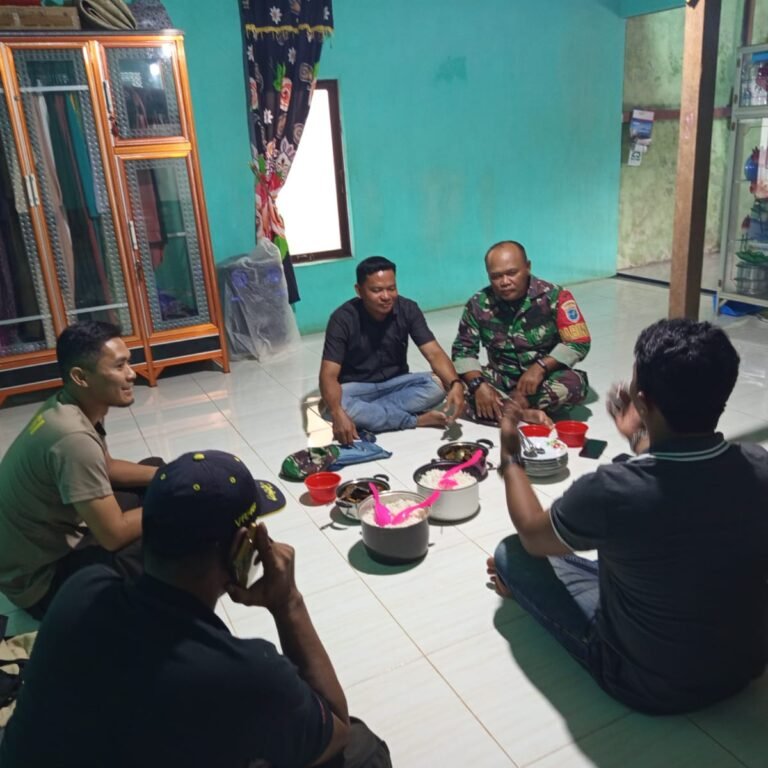 Babinsa Koramil 1203-13/MHS Pererat Kedekatan dengan Warga Melalui Komsos di Pesaguan Kiri