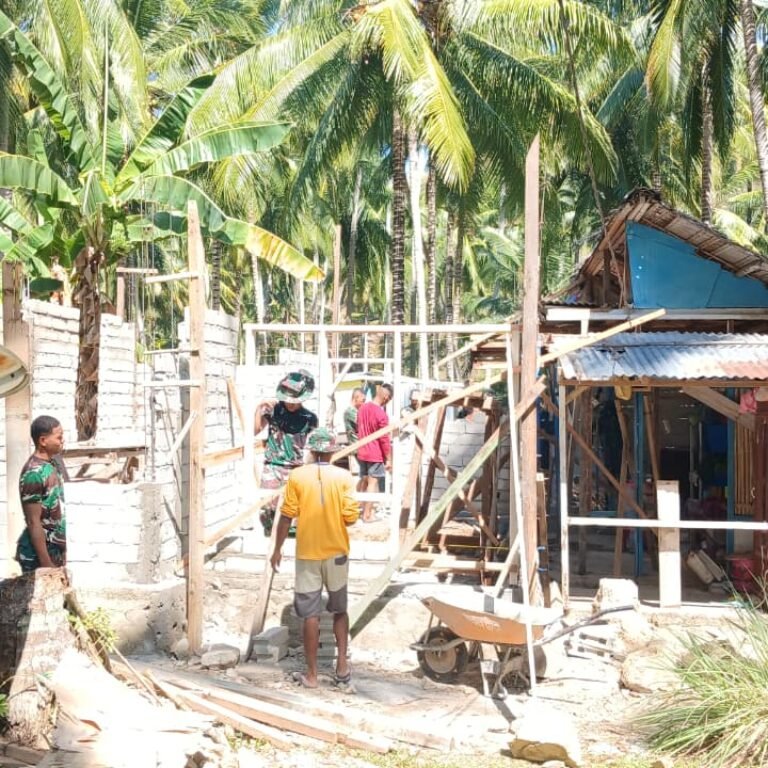 Gotong Royong TNI dan Warga Wujudkan RTLH di Boalemo
