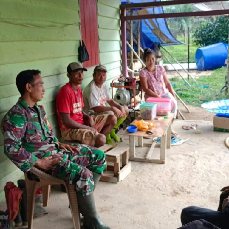 Babinsa Koramil 1203-04/Simpang Hulu Aktif Monitoring Wilayah dan Perkuat Kamtibmas Lewat Komsos