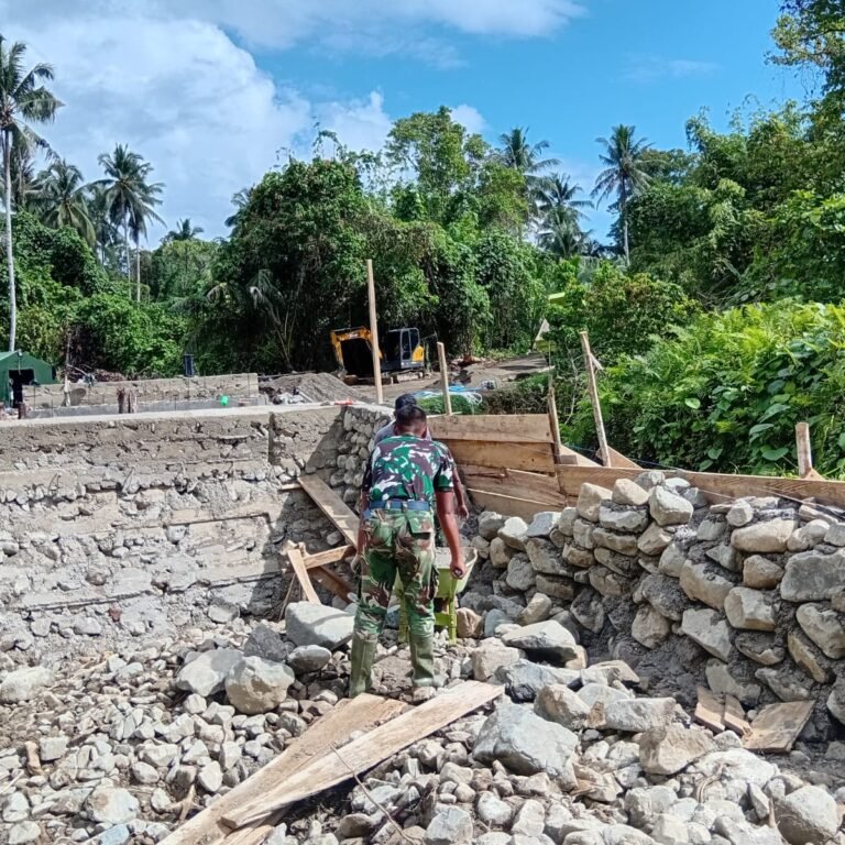 Sinergi TNI dan Rakyat Wujudkan Jembatan Garuda di Desa Sayoang