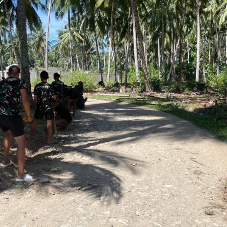 Kemanunggalan TNI-Rakyat, Jalan Rabat Beton Hutamonu Dikebut Hingga Tuntas