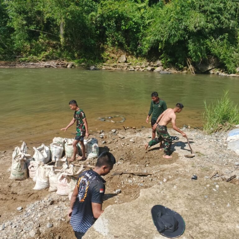 Jembatan Hanyut Diterjang Banjir, TNI Bangun Kembali Akses Penghubung di Loksado