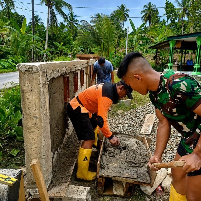 Semangat Kebersamaan, Satgas TMMD 128 Kodim 1003/HSS dan Warga Rehab Langgar Pantai Ulin