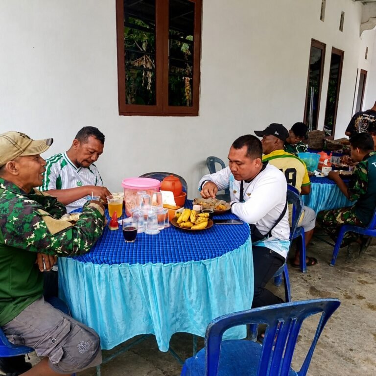 Satgas TMMD dan Warga Pantai Ulin Makan Bersama, Semangat Gotong Royong Semakin Kuat