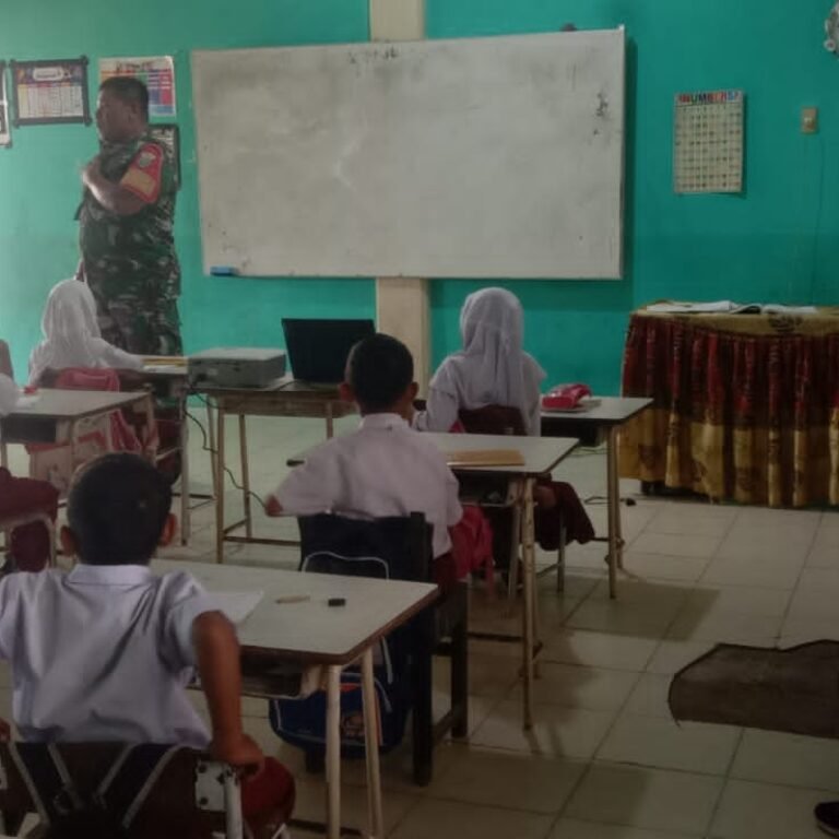 Tanamkan Nasionalisme Sejak Dini, Babinsa Aceh Jaya Hadirkan Pembelajaran Berbeda di SDN 3 Krueng Sabee