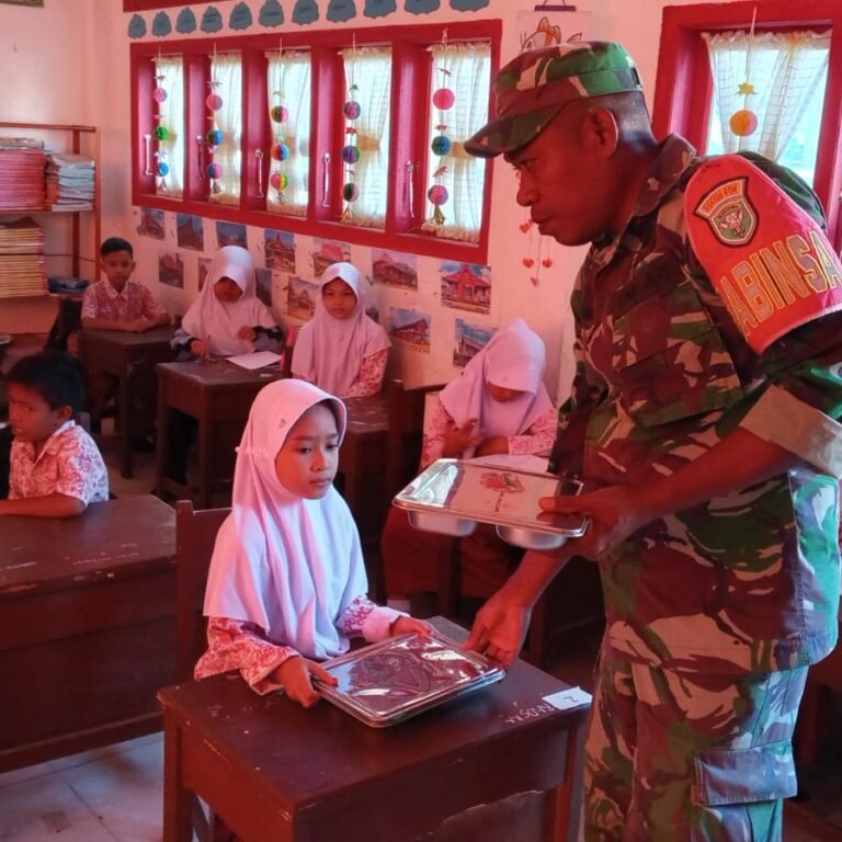 Pastikan Tepat Sasaran, Babinsa Koramil 01/Jaya Pantau Penyaluran Makanan Bergizi untuk Siswa SDN 1 Jaya