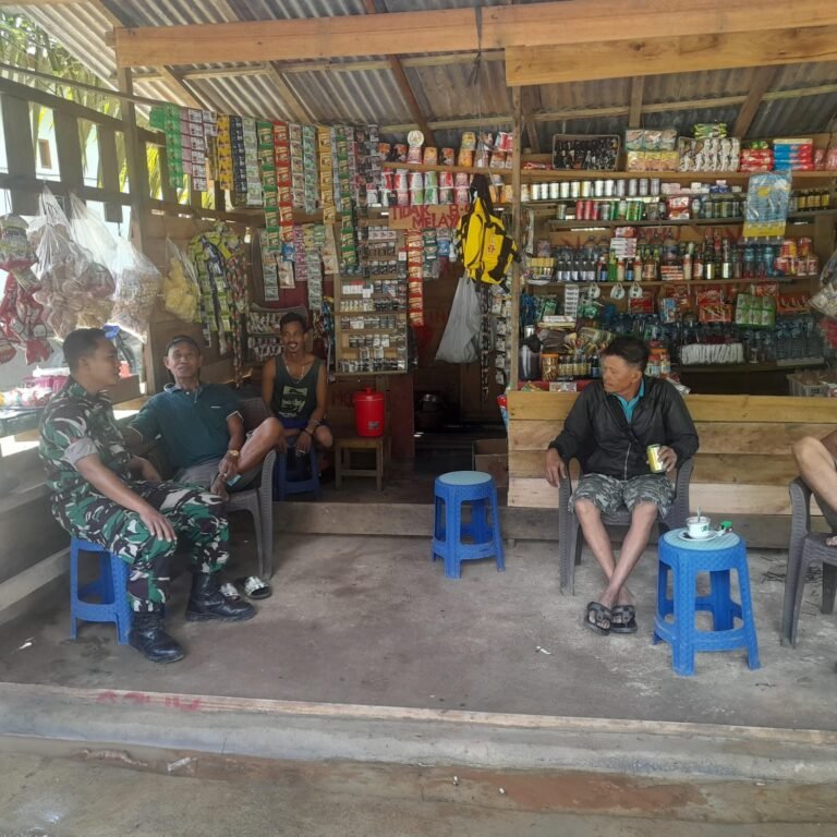 Babinsa Koramil 1203-05/Sungai Laur Intensifkan Patroli dan Komsos, Ajak Warga Jaga Kebersihan dan Waspada Cuaca