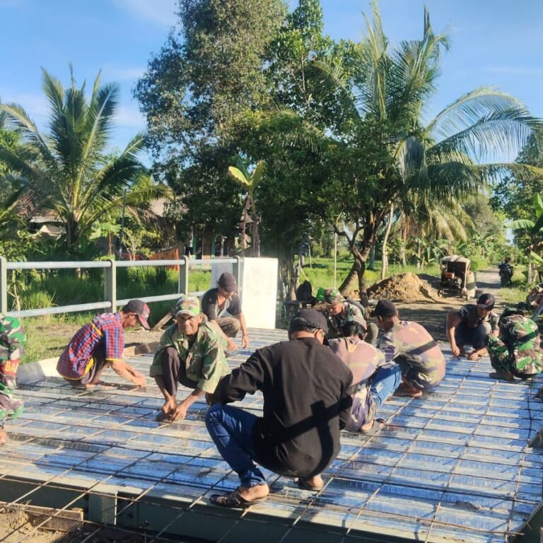 ‎Semangat Gotong Royong: Babinsa dan Warga Bersinergi Bangun Jembatan di Tamban Bangun‎
