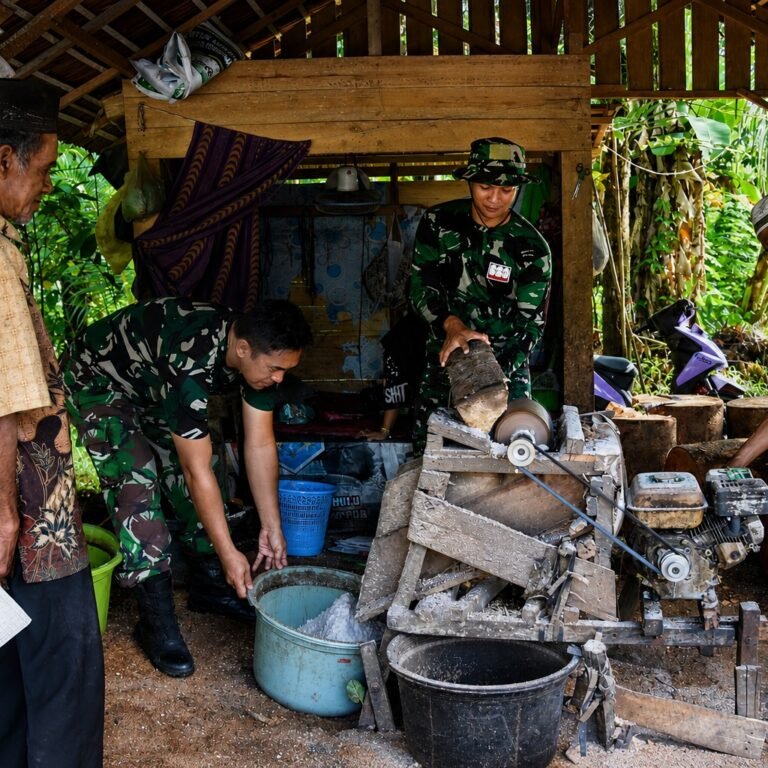 Tak Hanya Bangun Fisik, Satgas TMMD HSS Dorong Ekonomi Warga
