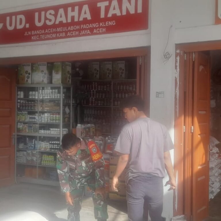 Stok Pupuk Dipastikan Aman, Babinsa Teunom Pantau Langsung Ketersediaan Sarana Pertanian