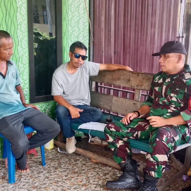 Babinsa Koramil 1203-12/Delta Pawan Gencarkan Komsos, Ingatkan Warga Waspada Kebakaran dan Cuaca Ekstrem