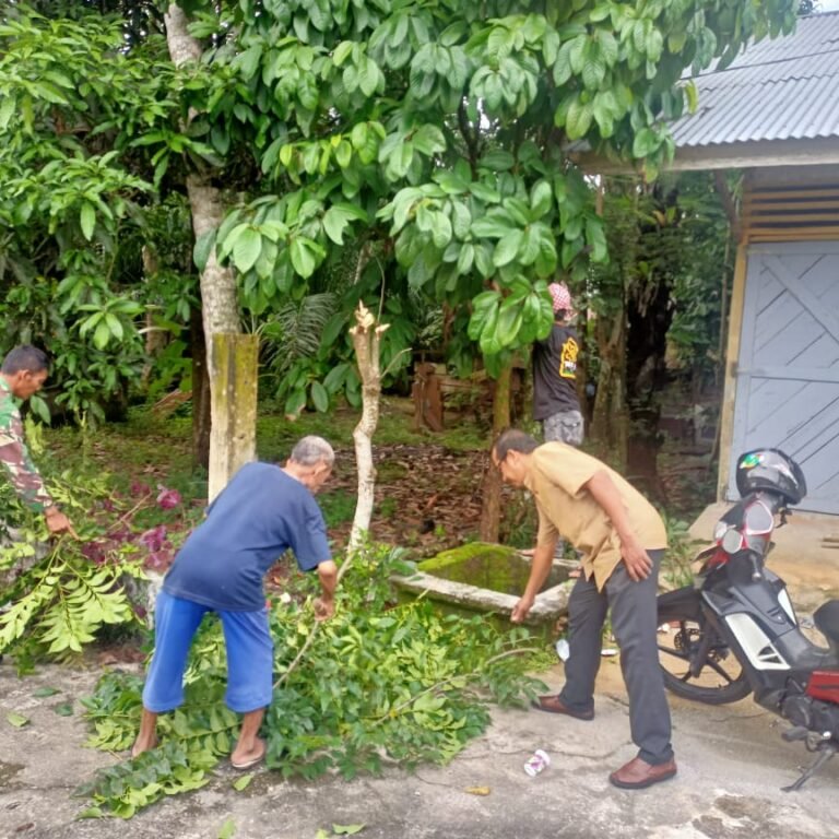 Aksi Nyata Babinsa Aceh Barat, Bersihkan Jalan Desa Demi Kenyamanan Warga
