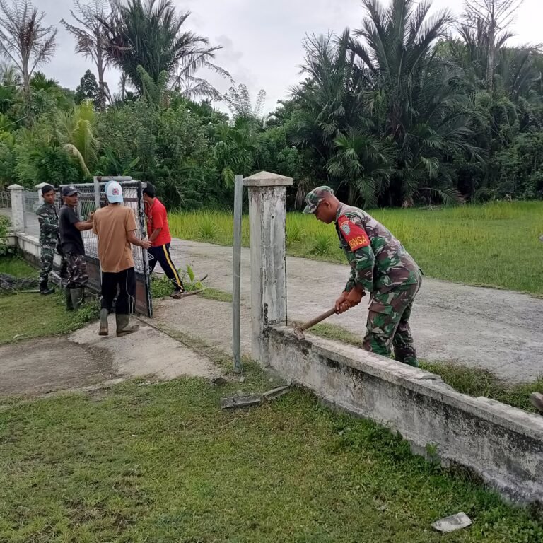 Gotong Royong Rutin, Babinsa dan Warga Bersihkan Jalan Desa Lantik