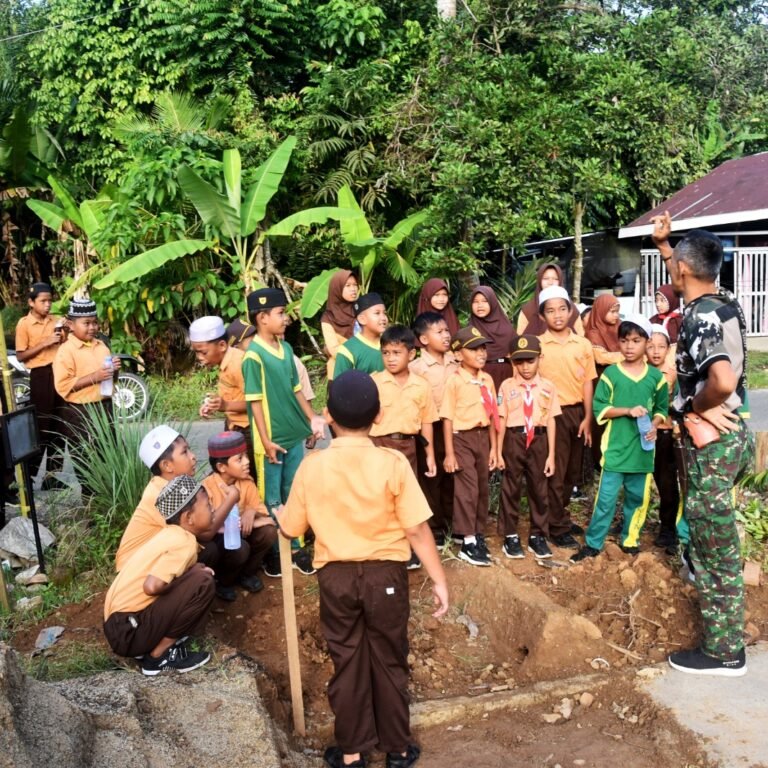 Kehadiran Anak Anak Jadi Penyemangat Prajurit di Lokasi TMMD Ke 128 Kodim 1003/HSS