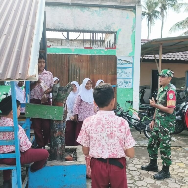 Babinsa Koramil 01/Jaya Berikan Pembinaan Wasbang kepada Siswa SDN 1 Jaya Aceh Jaya, Tekankan Disiplin dan Cita-Cita Generasi Muda