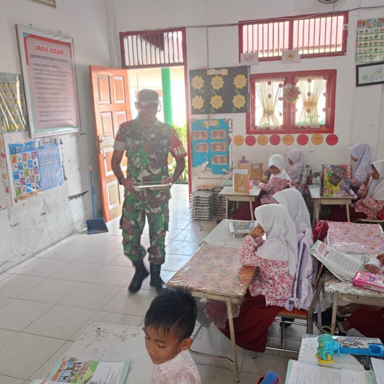 Babinsa Koramil 01/Jaya Pantau Distribusi Makan Bergizi di SDN 1 Jaya Aceh Jaya, Dukung Pemenuhan Gizi Siswa Sekolah