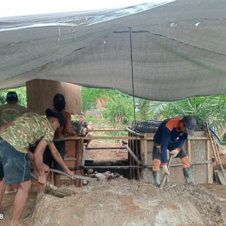 Personel TNI dan Warga Kompak Kerjakan Pondasi Jembatan Garuda di Tebing Tinggi Balangan