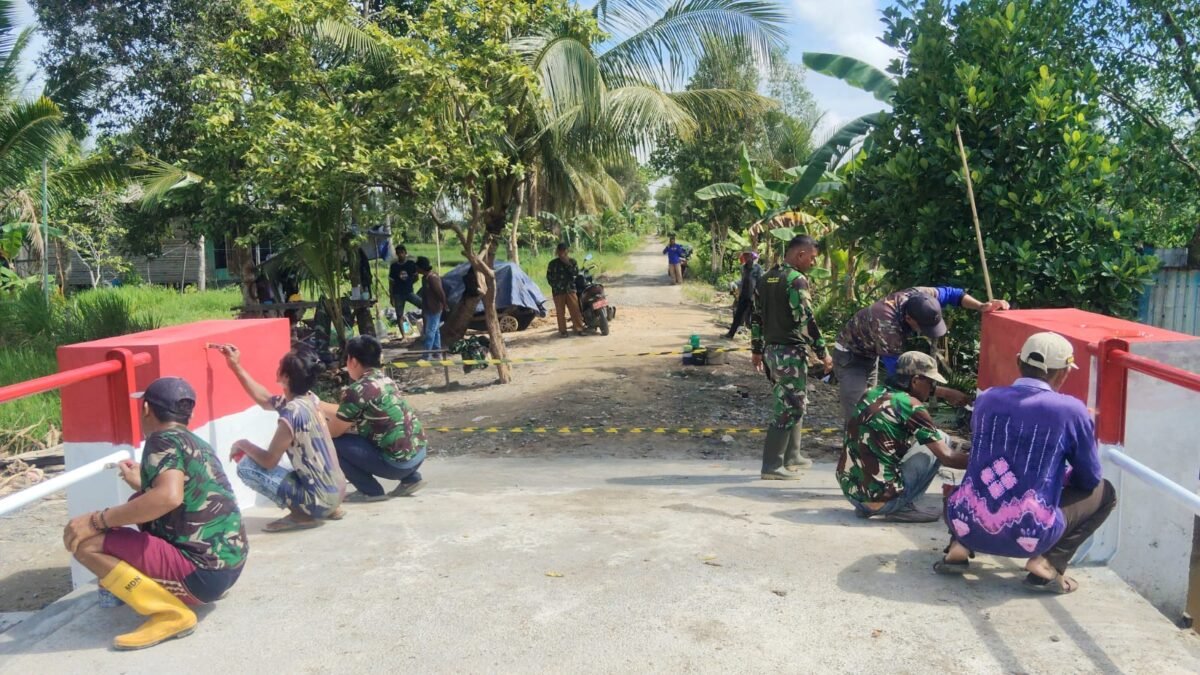 ‎Babinsa dan Warga Kompak Cat Tiang Pembatas, Jembatan Garuda Makin Indah