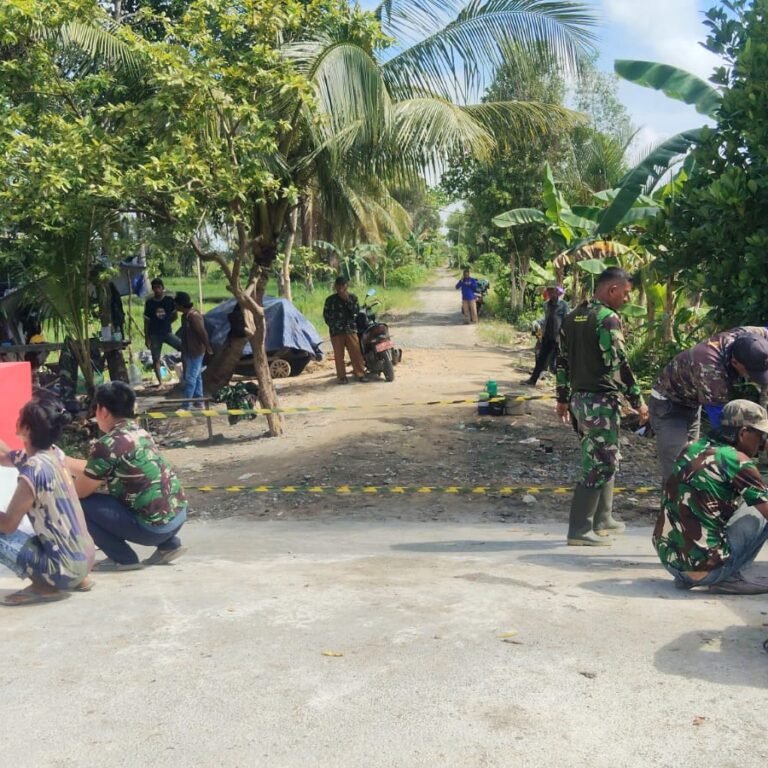 ‎Babinsa dan Warga Kompak Cat Tiang Pembatas, Jembatan Garuda Makin Indah