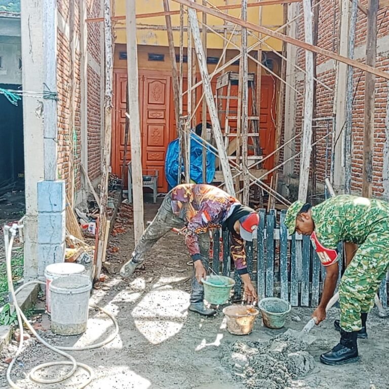 Babinsa Koramil 01/Jaya Bantu Warga Cor Lantai Rumah di Aceh Jaya, Wujud Nyata Kemanunggalan TNI dan Rakyat