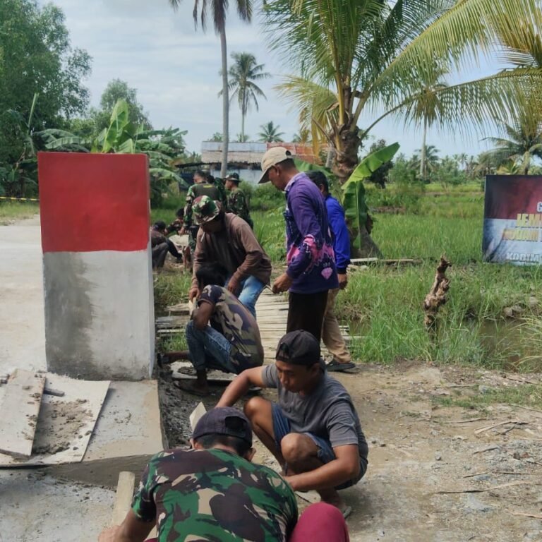‎Gotong Royong Babinsa dan Warga Rapikan Pondasi, Jembatan Garuda Tamban Kian Dekat Rampung