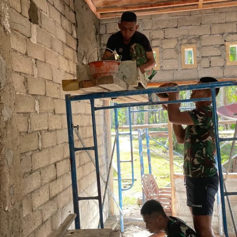 Semangat Gotong Royong TNI dan Warga Percepat Penyelesaian RTLH di Desa Hutamonu