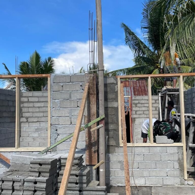 Rumah Layak Huni Program TMMD 128 di Desa Hutamonu Masuki Tahap Pemasangan Kusen dan Penyempurnaan Struktur